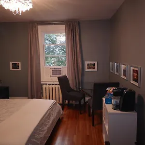 With King Bed In Shared 3 Bedroom Downtown Privatunterkunft
