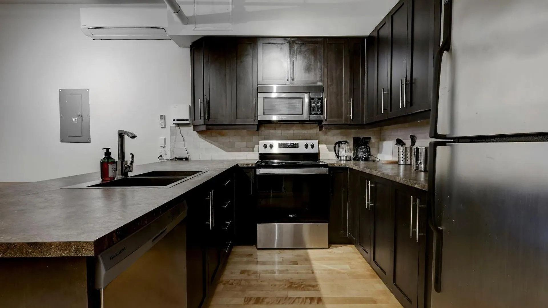 Charming 4Br Spacious Retreat In The Plateau Zv8 Montreal Apartment